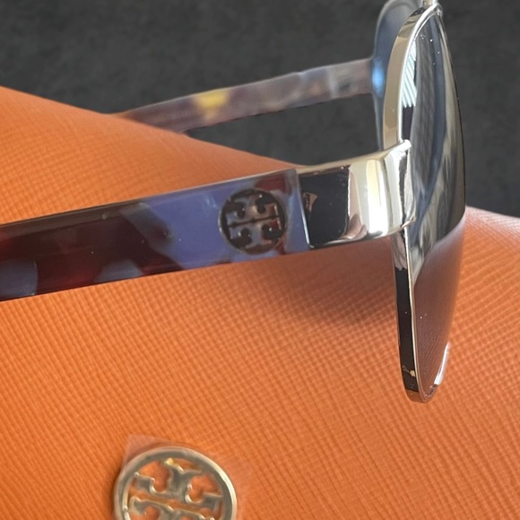 Tory Burch- Women’s Metal Aviator Sunglasses. - Picture 5 of 5